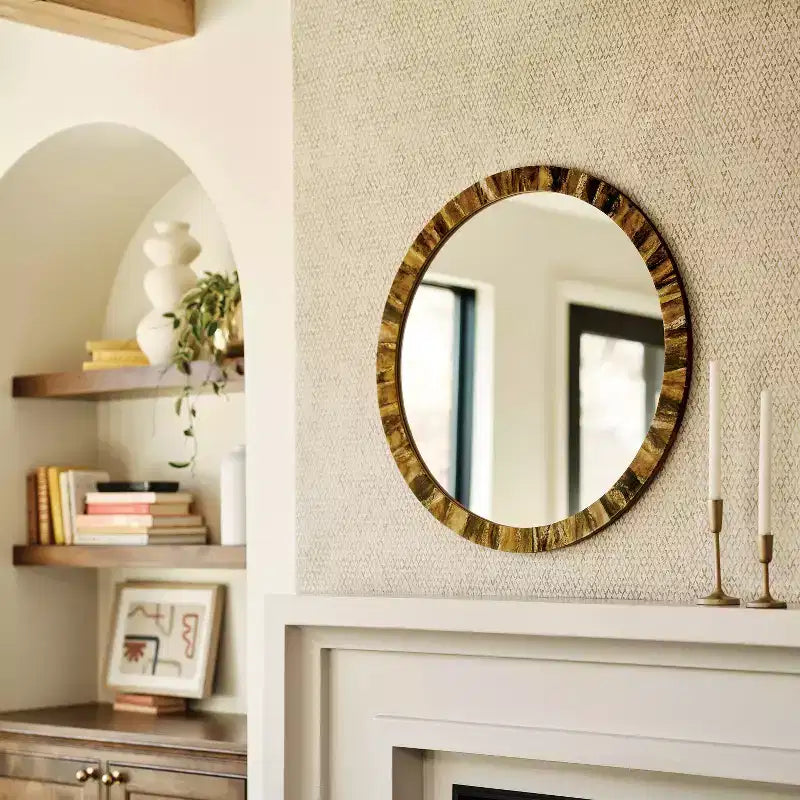 Specchio da parete rotondo da 30" con inserti a corno in finta pelle - Threshold™