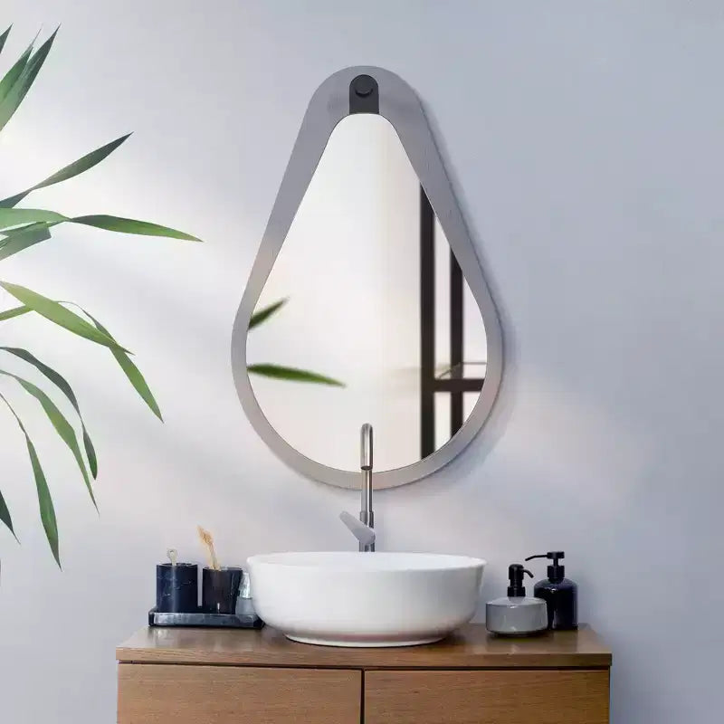 Specchio con cornice in legno grigio Teardrop Saldar 28"x18" Howard Elliott con gancio in metallo nero