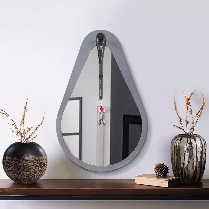 Specchio con cornice in legno grigio Teardrop Saldar 28"x18" Howard Elliott con gancio in metallo nero