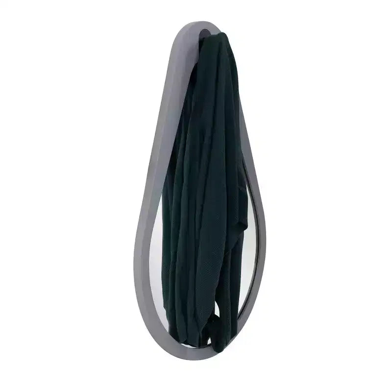 Specchio con cornice in legno grigio Teardrop Saldar 28"x18" Howard Elliott con gancio in metallo nero