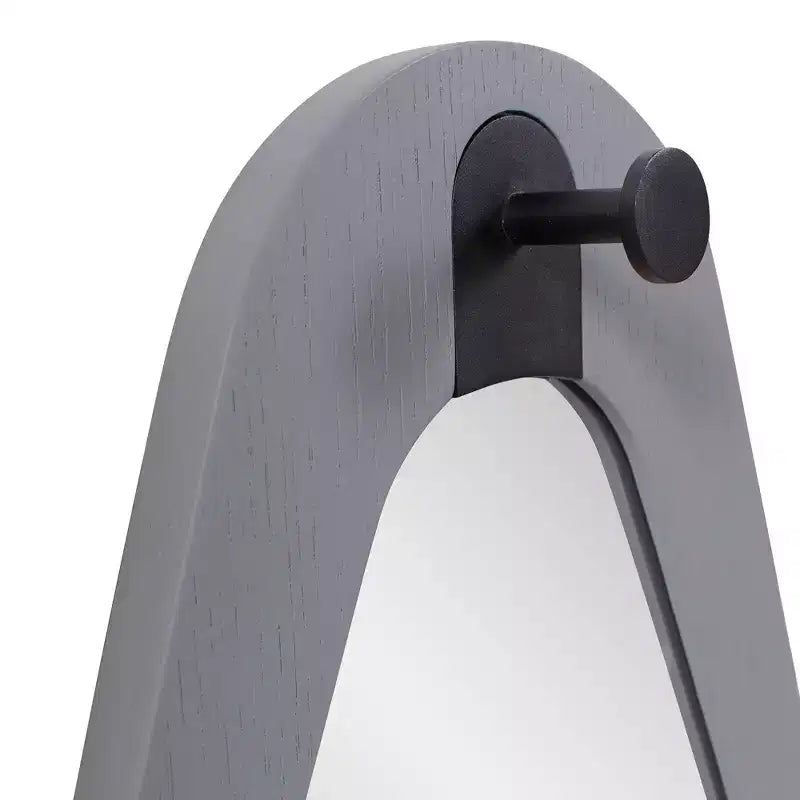 Specchio con cornice in legno grigio Teardrop Saldar 28"x18" Howard Elliott con gancio in metallo nero
