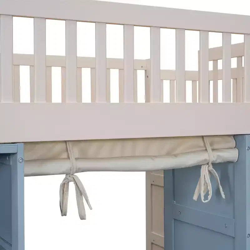 Letto a soppalco full size con 2 armadietti a quattro ante, tenda e scala multiuso, Bianco+Blu-ModernLuxe