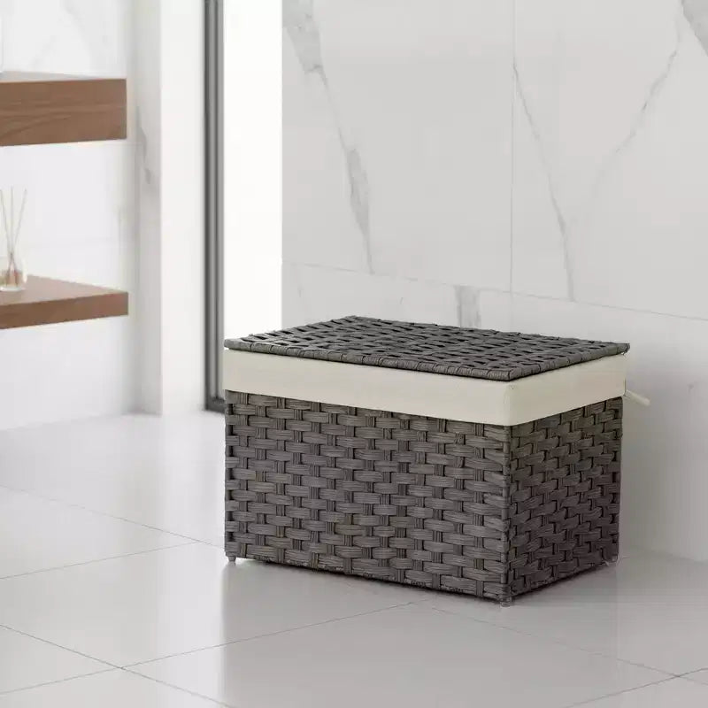 Cesto portaoggetti da 65 litri con coperchio. Questo contenitore pieghevole intrecciato con manici e telaio in metallo è dotato di una fodera rimovibile.