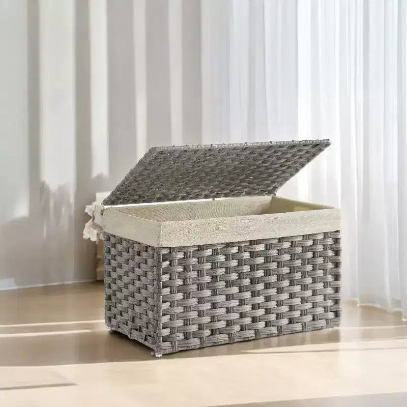 Cesto portaoggetti da 65 litri con coperchio. Questo contenitore pieghevole intrecciato con manici e telaio in metallo è dotato di una fodera rimovibile.