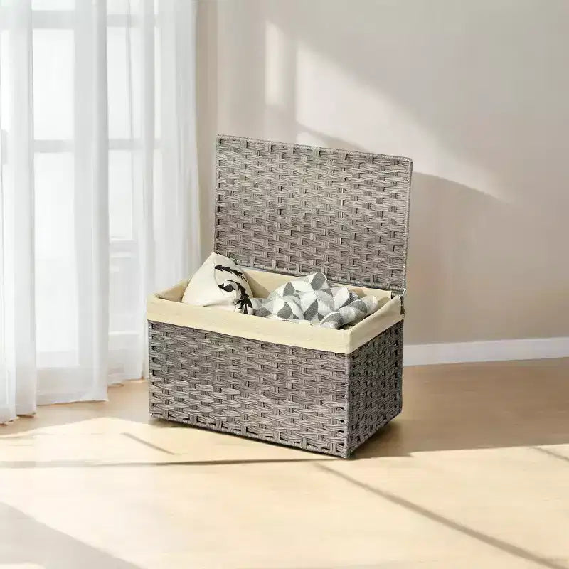Cesto portaoggetti da 65 litri con coperchio. Questo contenitore pieghevole intrecciato con manici e telaio in metallo è dotato di una fodera rimovibile.