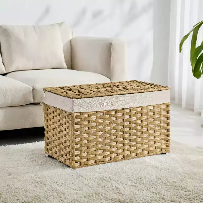 Cesto portaoggetti da 65 litri con coperchio. Questo contenitore pieghevole intrecciato con manici e telaio in metallo è dotato di una fodera rimovibile.