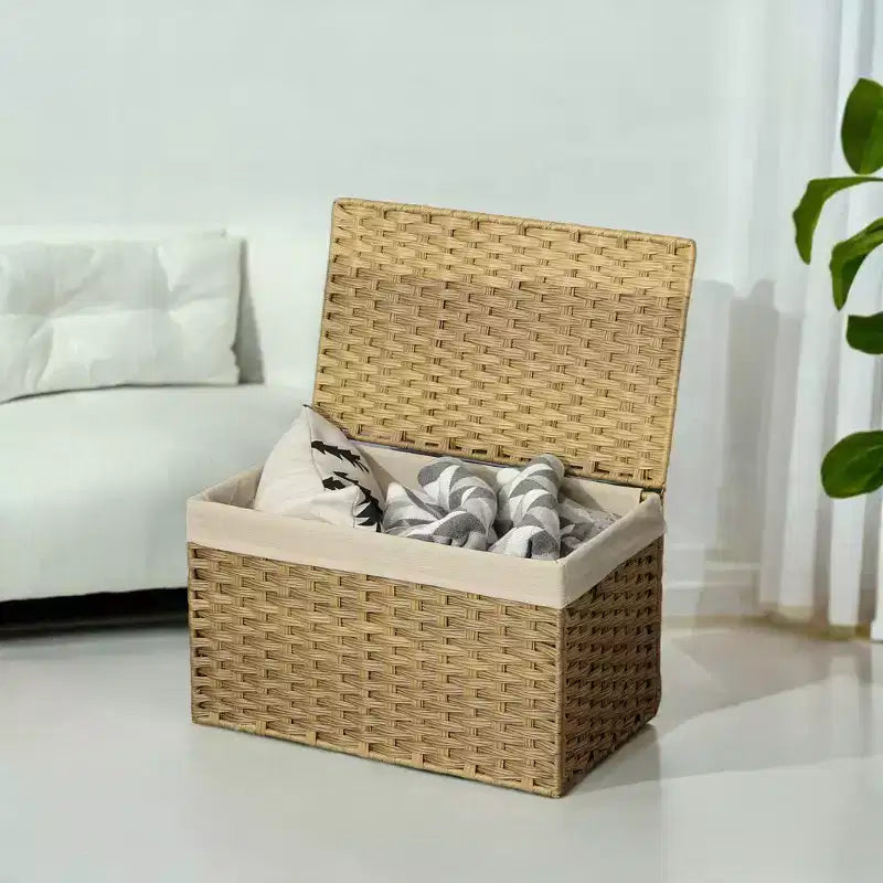 Cesto portaoggetti da 65 litri con coperchio. Questo contenitore pieghevole intrecciato con manici e telaio in metallo è dotato di una fodera rimovibile.