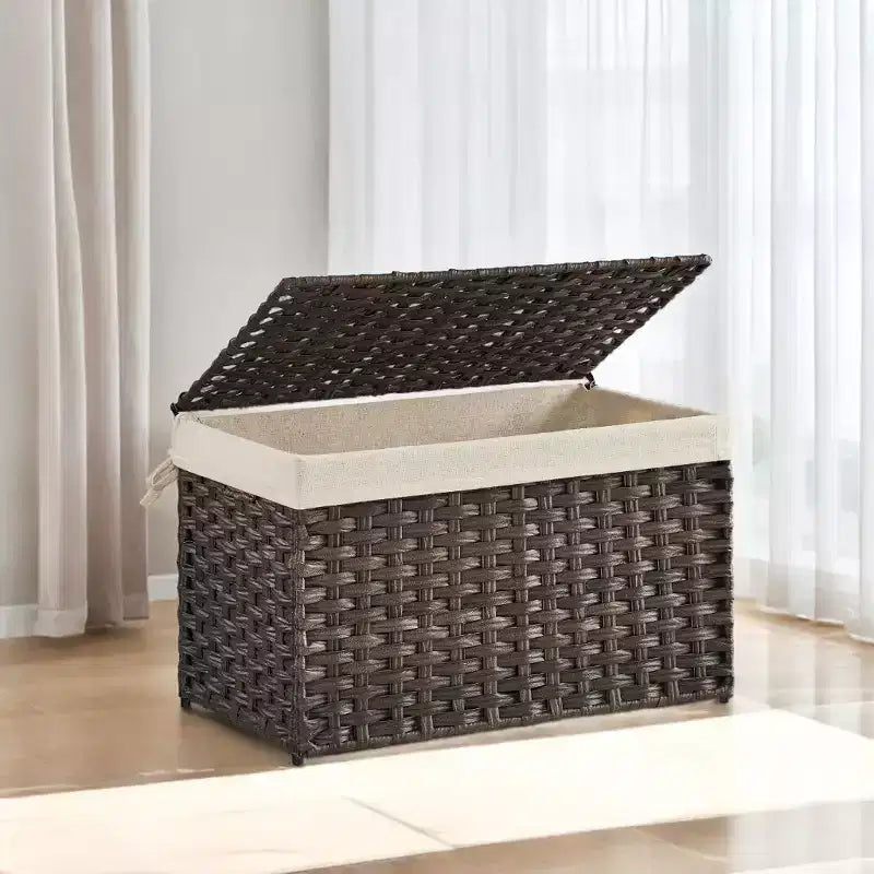 Cesto portaoggetti da 65 litri con coperchio. Questo contenitore pieghevole intrecciato con manici e telaio in metallo è dotato di una fodera rimovibile.