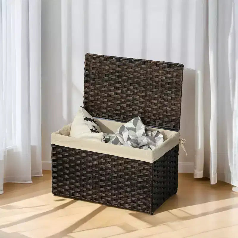 Cesto portaoggetti da 65 litri con coperchio. Questo contenitore pieghevole intrecciato con manici e telaio in metallo è dotato di una fodera rimovibile.