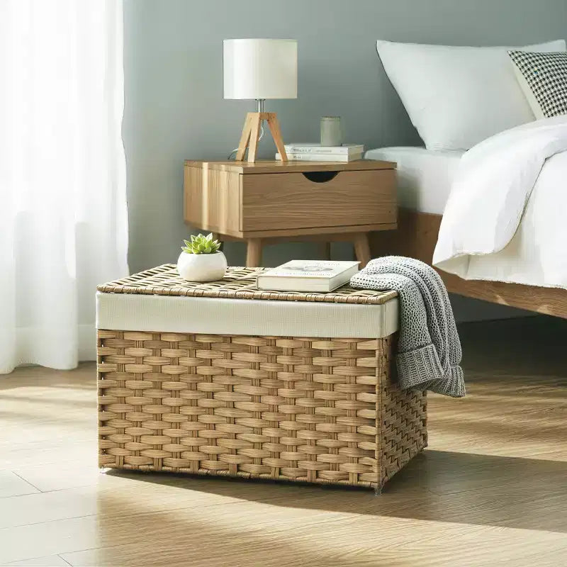 Cesto portaoggetti da 65 litri con coperchio. Questo contenitore pieghevole intrecciato con manici e telaio in metallo è dotato di una fodera rimovibile.