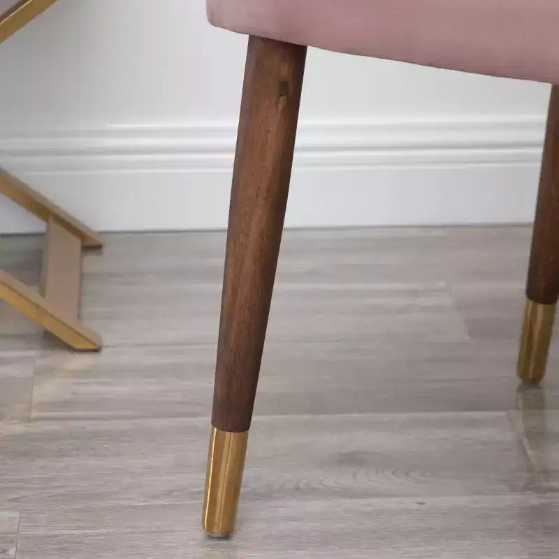 Poltrona da salotto contemporanea Okak Velvet con borchie, tappezzeria, cuscini spessi, elegante poltrona con gambe in legno massello per soggiorno e camera da letto