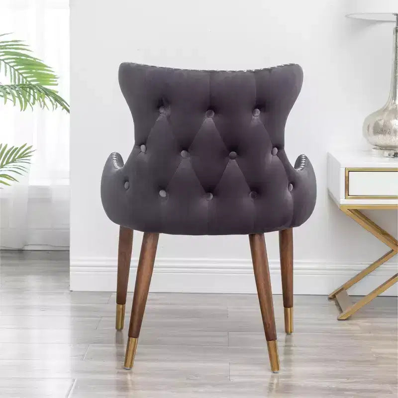 Poltrona da salotto contemporanea Okak Velvet con borchie, tappezzeria, cuscini spessi, elegante poltrona con gambe in legno massello per soggiorno e camera da letto