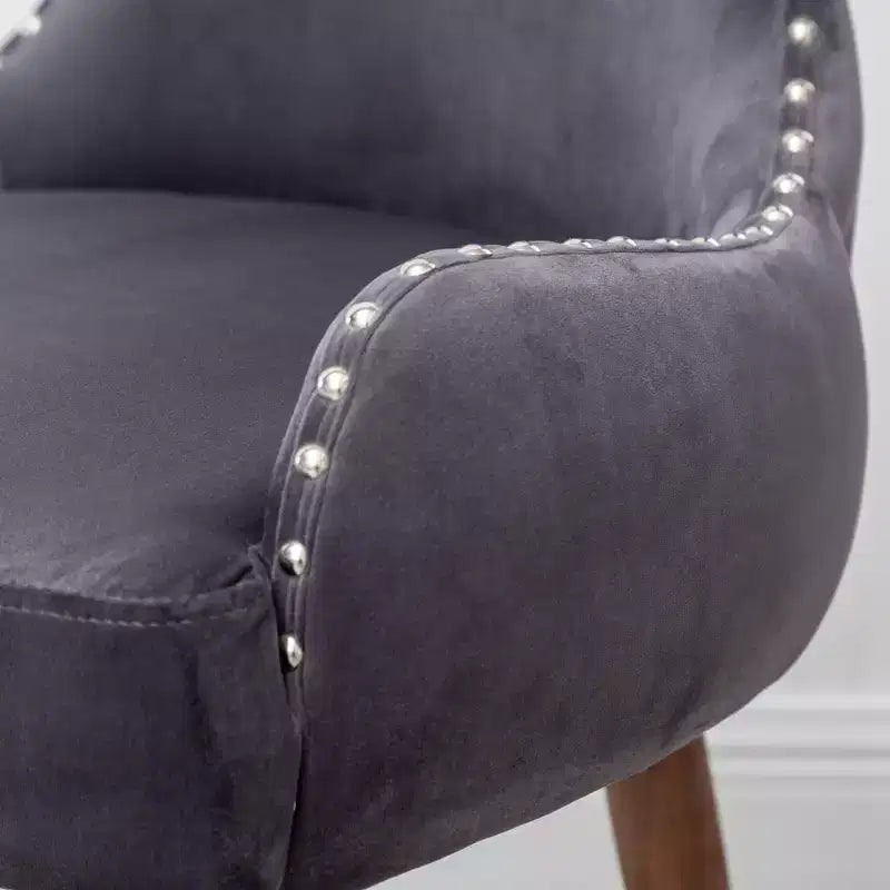 Poltrona da salotto contemporanea Okak Velvet con borchie, tappezzeria, cuscini spessi, elegante poltrona con gambe in legno massello per soggiorno e camera da letto