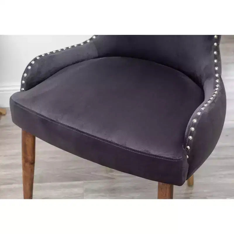 Poltrona da salotto contemporanea Okak Velvet con borchie, tappezzeria, cuscini spessi, elegante poltrona con gambe in legno massello per soggiorno e camera da letto