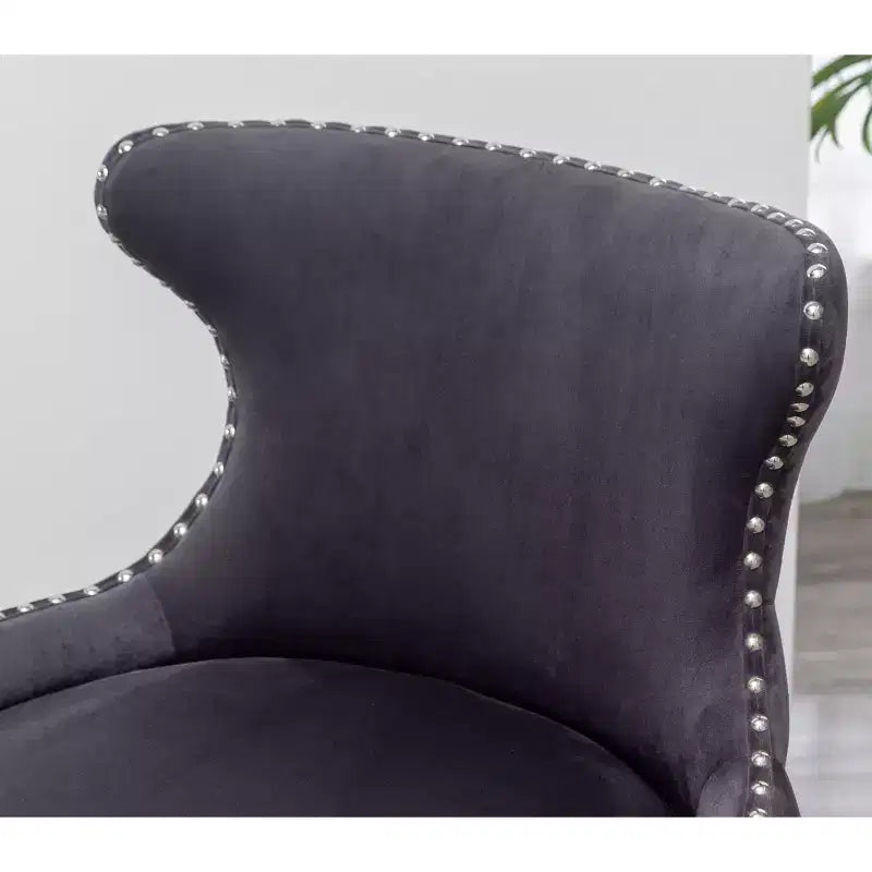Poltrona da salotto contemporanea Okak Velvet con borchie, tappezzeria, cuscini spessi, elegante poltrona con gambe in legno massello per soggiorno e camera da letto