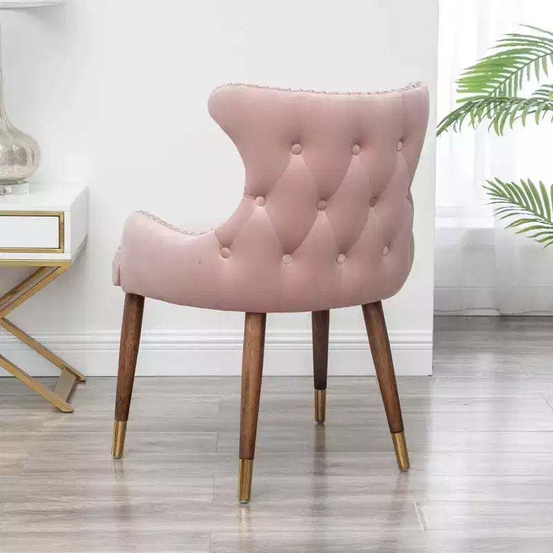 Poltrona da salotto contemporanea Okak Velvet con borchie, tappezzeria, cuscini spessi, elegante poltrona con gambe in legno massello per soggiorno e camera da letto
