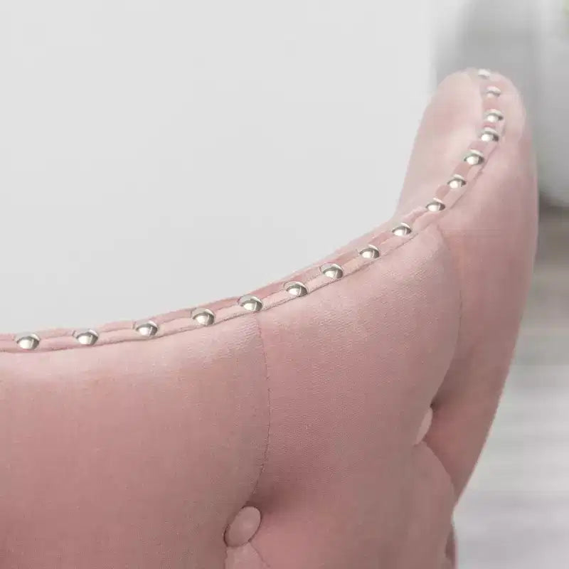 Poltrona da salotto contemporanea Okak Velvet con borchie, tappezzeria, cuscini spessi, elegante poltrona con gambe in legno massello per soggiorno e camera da letto