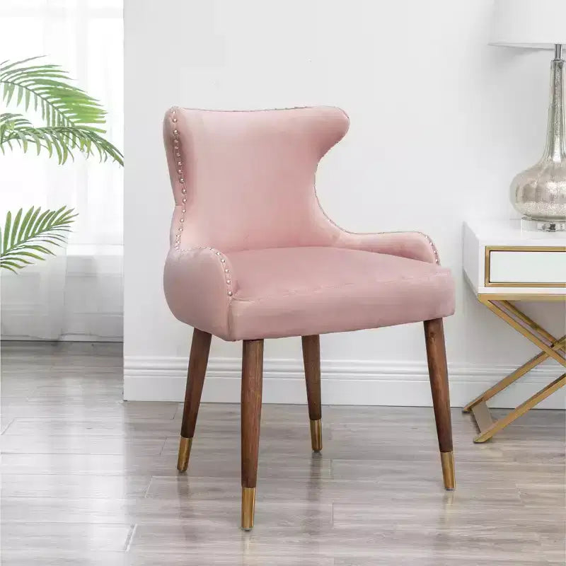Poltrona da salotto contemporanea Okak Velvet con borchie, tappezzeria, cuscini spessi, elegante poltrona con gambe in legno massello per soggiorno e camera da letto
