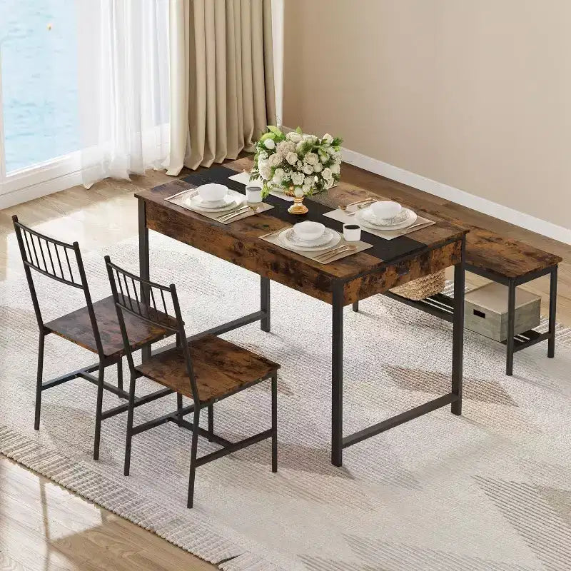 Set da pranzo per 4 persone con tavolo rettangolare in stile rustico, panca, 2 sedie, scaffale portaoggetti e cassetti, ideale per cucine piccole e angoli per la colazione.