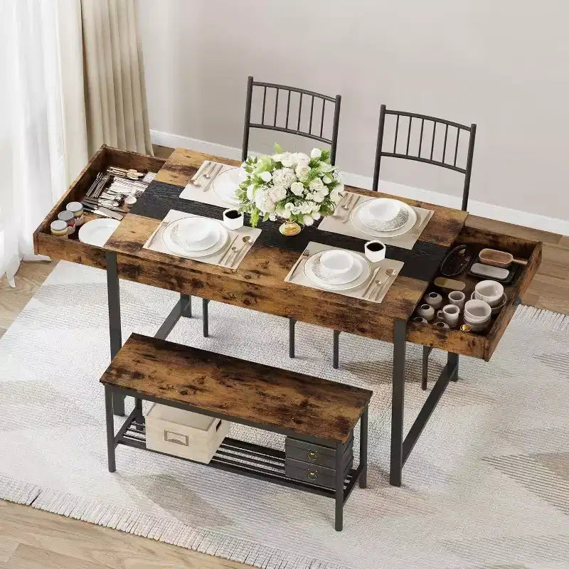 Set da pranzo per 4 persone con tavolo rettangolare in stile rustico, panca, 2 sedie, scaffale portaoggetti e cassetti, ideale per cucine piccole e angoli per la colazione.