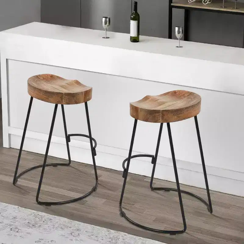 Sgabello da bancone Royal Hampton Industrial in legno di mango e ferro, altezza 24 pollici, set da 2