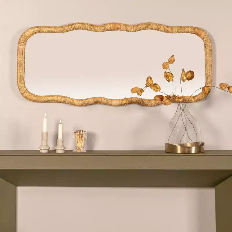 Specchio da parete Storied Home rettangolare ondulato in canna di rattan intrecciato a mano, naturale