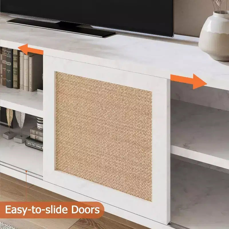 Mobile TV moderno da 65 pollici con finitura in rattan e marmo - Centro di intrattenimento bianco e oro con ante e ripiani contenitori