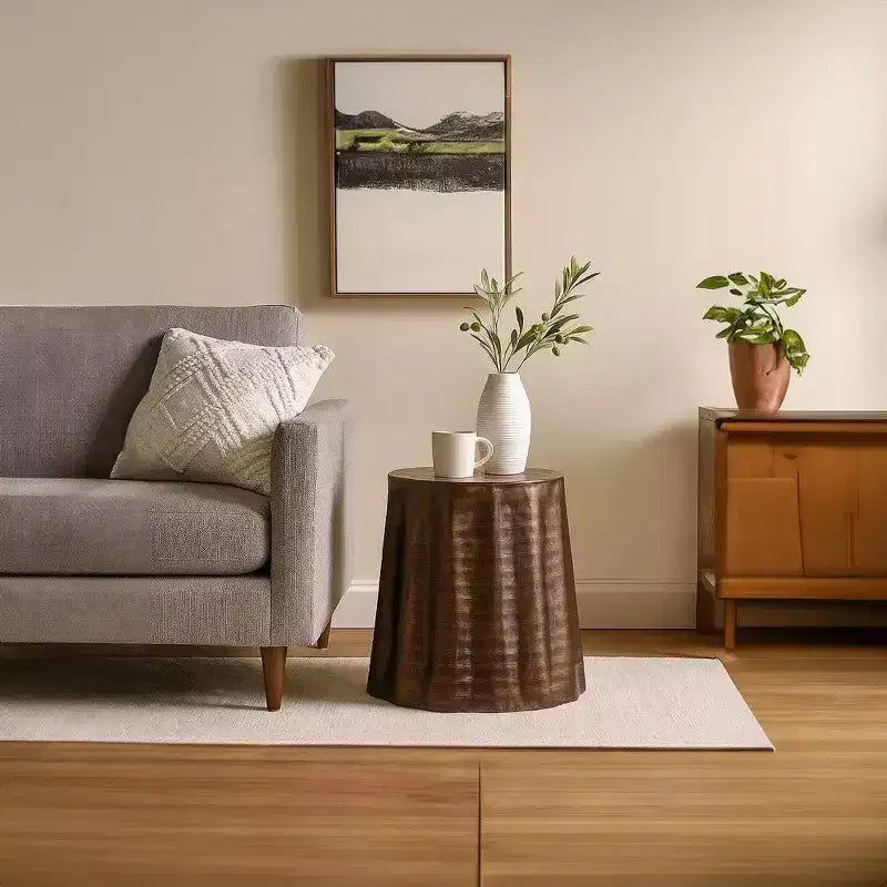 Tavolino rotondo Royal Hampton 19 in alluminio con design martellato