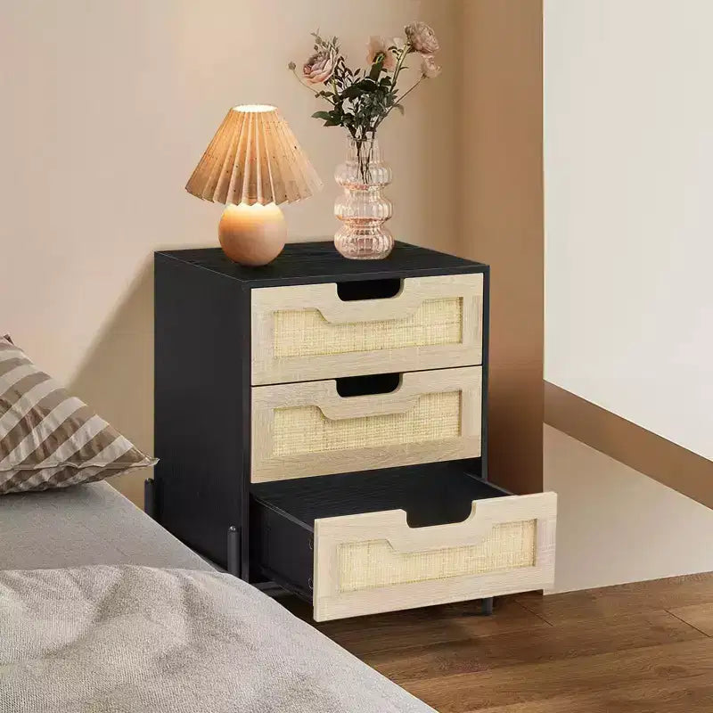 Comodino in Rattan con 3 Cassetti, Comodino Compatto da 48 cm per Piccoli Spazi - Legno Ingegnerizzato e Struttura in Acciaio