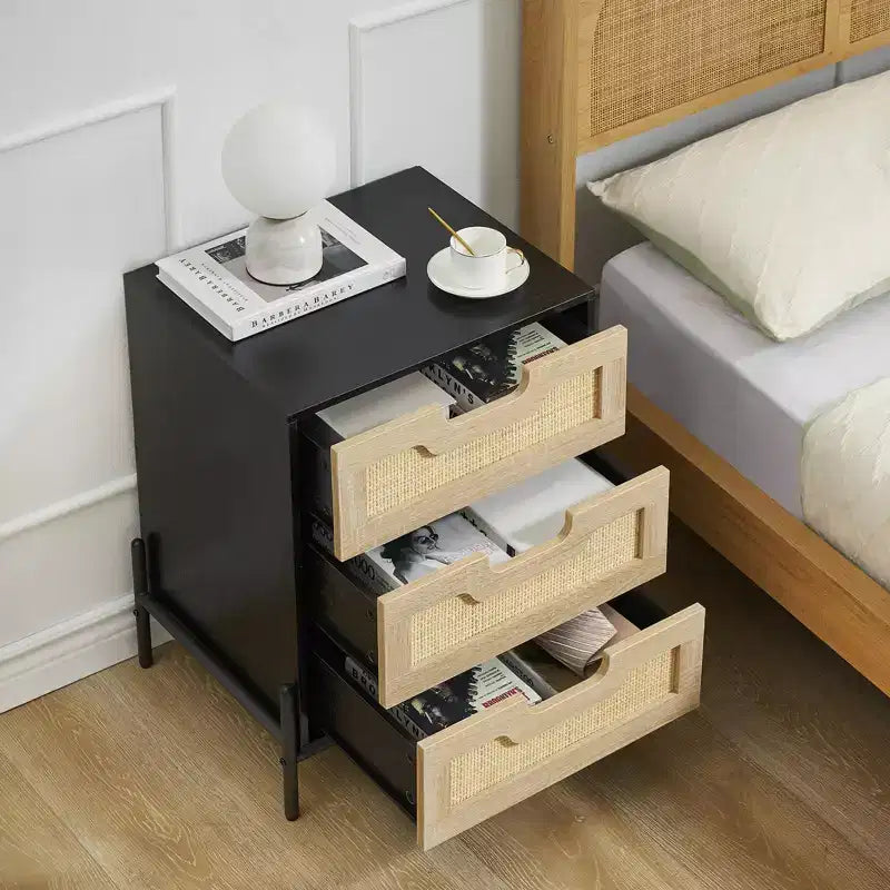 Comodino in Rattan con 3 Cassetti, Comodino Compatto da 48 cm per Piccoli Spazi - Legno Ingegnerizzato e Struttura in Acciaio