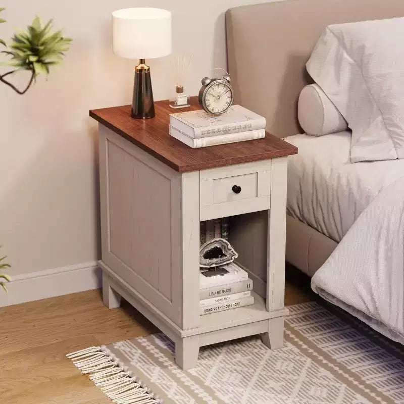 Tavolino da salotto Acekool Farmhouse con stazione di ricarica e cassetto portaoggetti, tavolino d'appoggio bianco e marrone per soggiorno e camera da letto