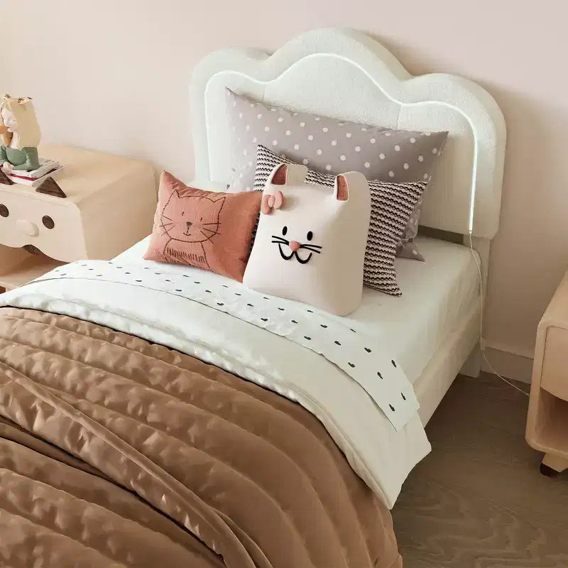 Struttura letto imbottita singola con testiera a montagna regolabile, base letto a piattaforma per bambini con supporto a doghe in legno e luce LED RGB