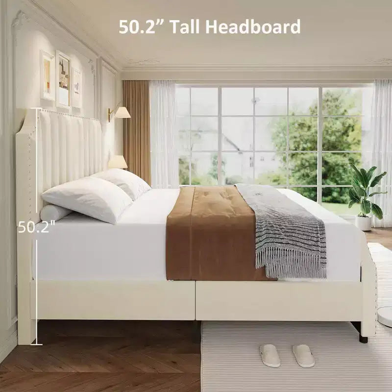 Struttura letto king size in velluto, testiera e pediera alte 127,5 cm, struttura letto king size imbottita con finiture borchiate, non è necessaria la rete a molle