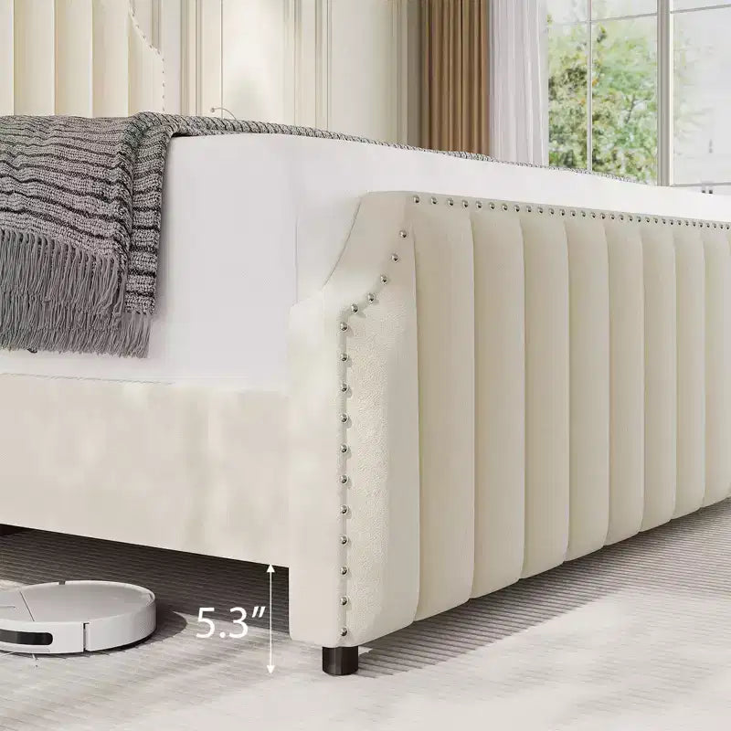 Struttura letto king size in velluto, testiera e pediera alte 127,5 cm, struttura letto king size imbottita con finiture borchiate, non è necessaria la rete a molle