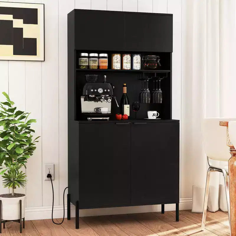 Costway Dispensa da Cucina 64,5 con Stazione di Ricarica Portabicchieri da Vino Scaffale Regolabile Nero/Bianco