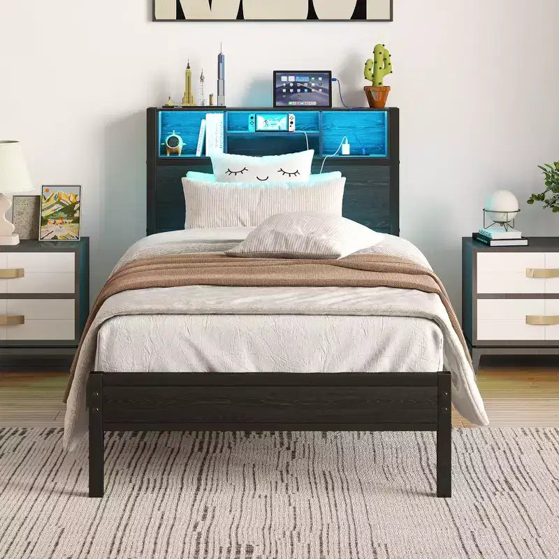 Struttura letto matrimoniale in metallo Bellemave con testiera portaoggetti, luci LED RGB, stazione di ricarica, libreria portaoggetti, senza rete a molle