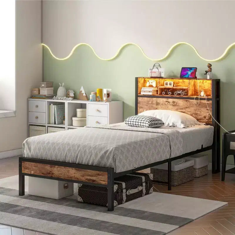 Struttura letto matrimoniale in metallo Bellemave con testiera portaoggetti, luci LED RGB, stazione di ricarica, libreria portaoggetti, senza rete a molle