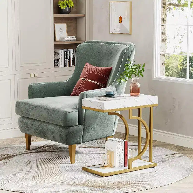 Tavolino laterale Lantine stretto a C, tavolino moderno bianco e oro da comodino e da poltrona con struttura in metallo per soggiorno, divano, sofà
