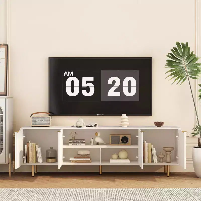 Mobile TV moderno da 68 pollici con scanalature, ante contenitore e ripiani per dispositivi multimediali, adatto a TV da 55 pollici e oltre, ideale per soggiorni, bianco