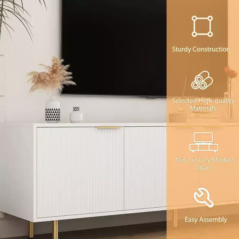 Mobile TV moderno da 68 pollici con scanalature, ante contenitore e ripiani per dispositivi multimediali, adatto a TV da 55 pollici e oltre, ideale per soggiorni, bianco