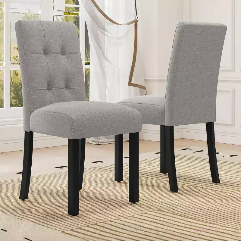 Set di 4 moderne sedie da pranzo trapuntate con gambe in legno di gomma e seduta imbottita