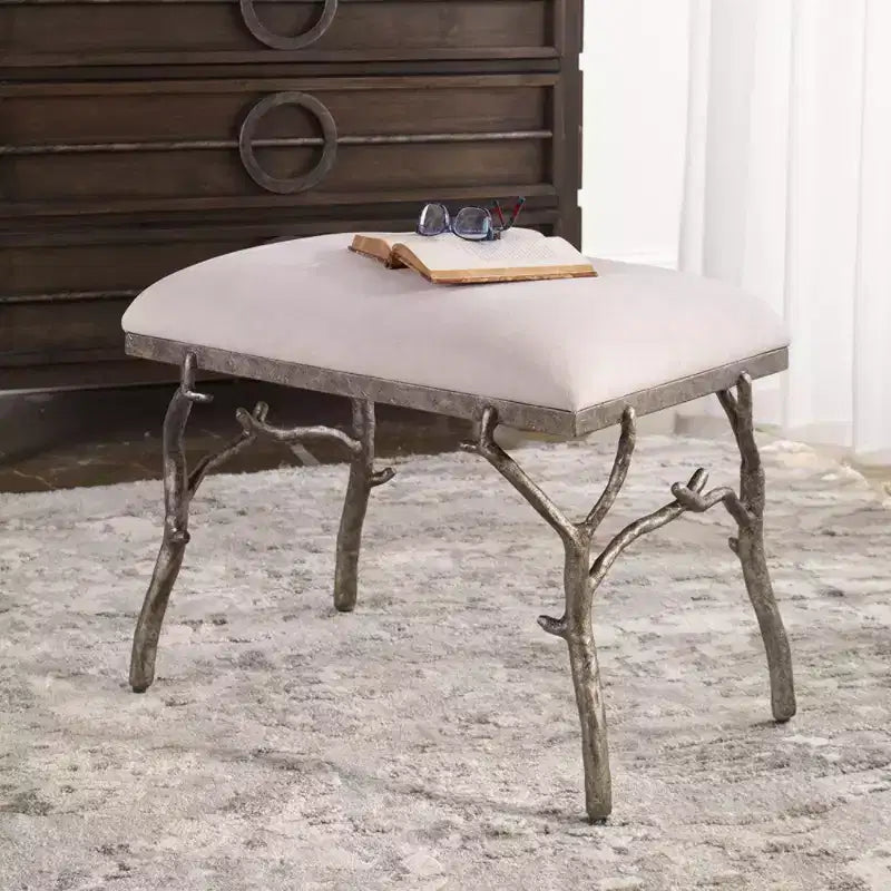 Panca Lismore Uttermost 24 larga con accenti a ramo, finitura argento antico