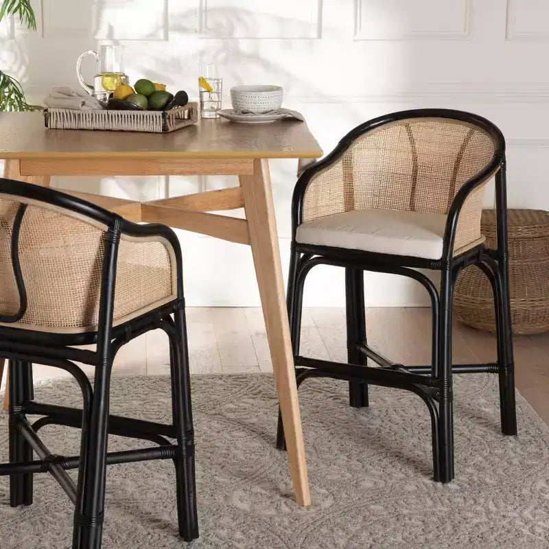Sgabello da bar Miranda Two-Tone Rattan Counter Height Bianco/Marrone Naturale/Nero di bali & pari: Rivestimento in poliestere, nessun montaggio richiesto