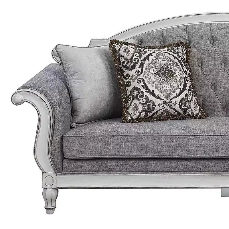 Divano Florian da 88", in tessuto grigio e finitura bianco anticato - Acme Furniture: Rivestimento in pelle, struttura in legno, include cuscino decorativo