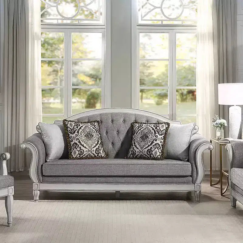 Divano Florian da 88", in tessuto grigio e finitura bianco anticato - Acme Furniture: Rivestimento in pelle, struttura in legno, include cuscino decorativo
