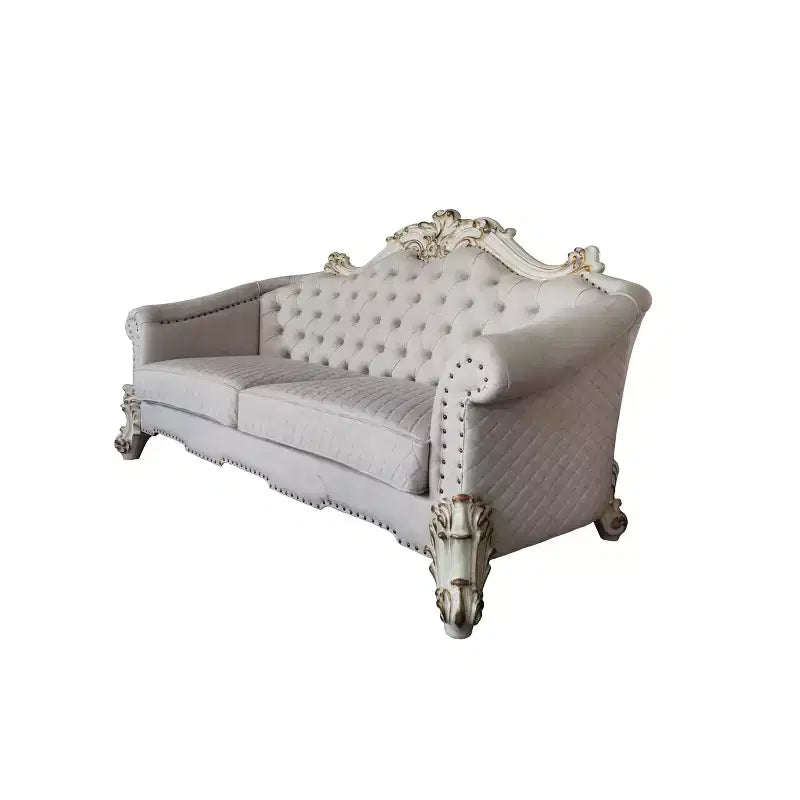 Divano Vendome II da 89": tradizionale, rivestito in bianco sporco con bottoni e borchie, finitura anticata, 3 cuscini decorativi