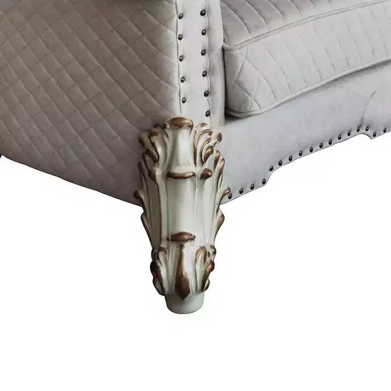 Divano Vendome II da 89": tradizionale, rivestito in bianco sporco con bottoni e borchie, finitura anticata, 3 cuscini decorativi