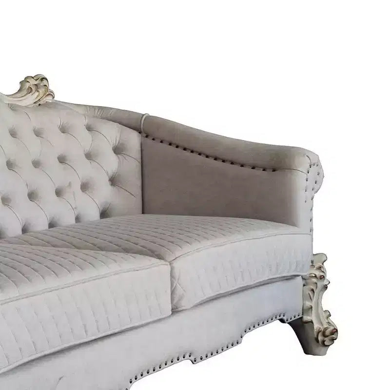 Divano Vendome II da 89": tradizionale, rivestito in bianco sporco con bottoni e borchie, finitura anticata, 3 cuscini decorativi