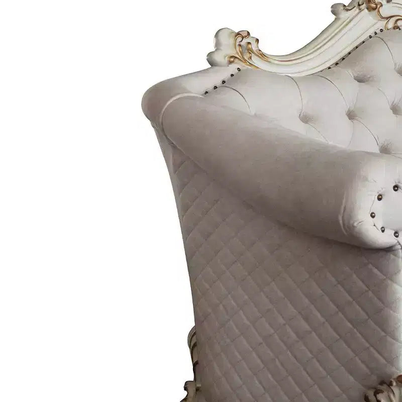 Divano Vendome II da 89": tradizionale, rivestito in bianco sporco con bottoni e borchie, finitura anticata, 3 cuscini decorativi