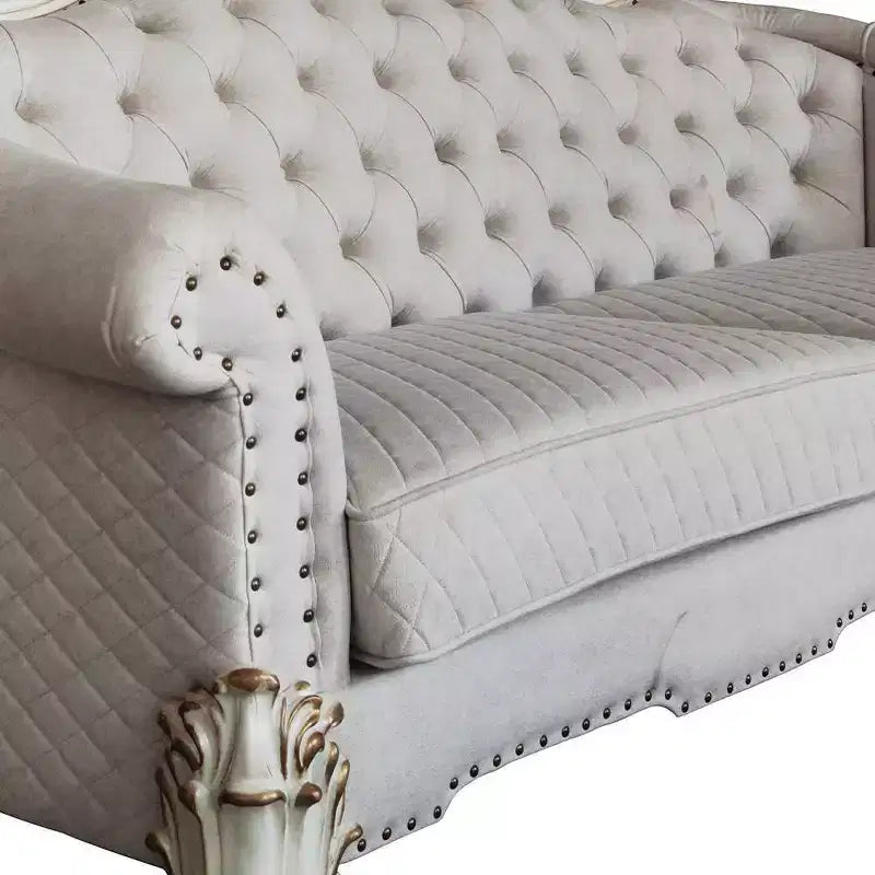 Divano Vendome II da 89": tradizionale, rivestito in bianco sporco con bottoni e borchie, finitura anticata, 3 cuscini decorativi